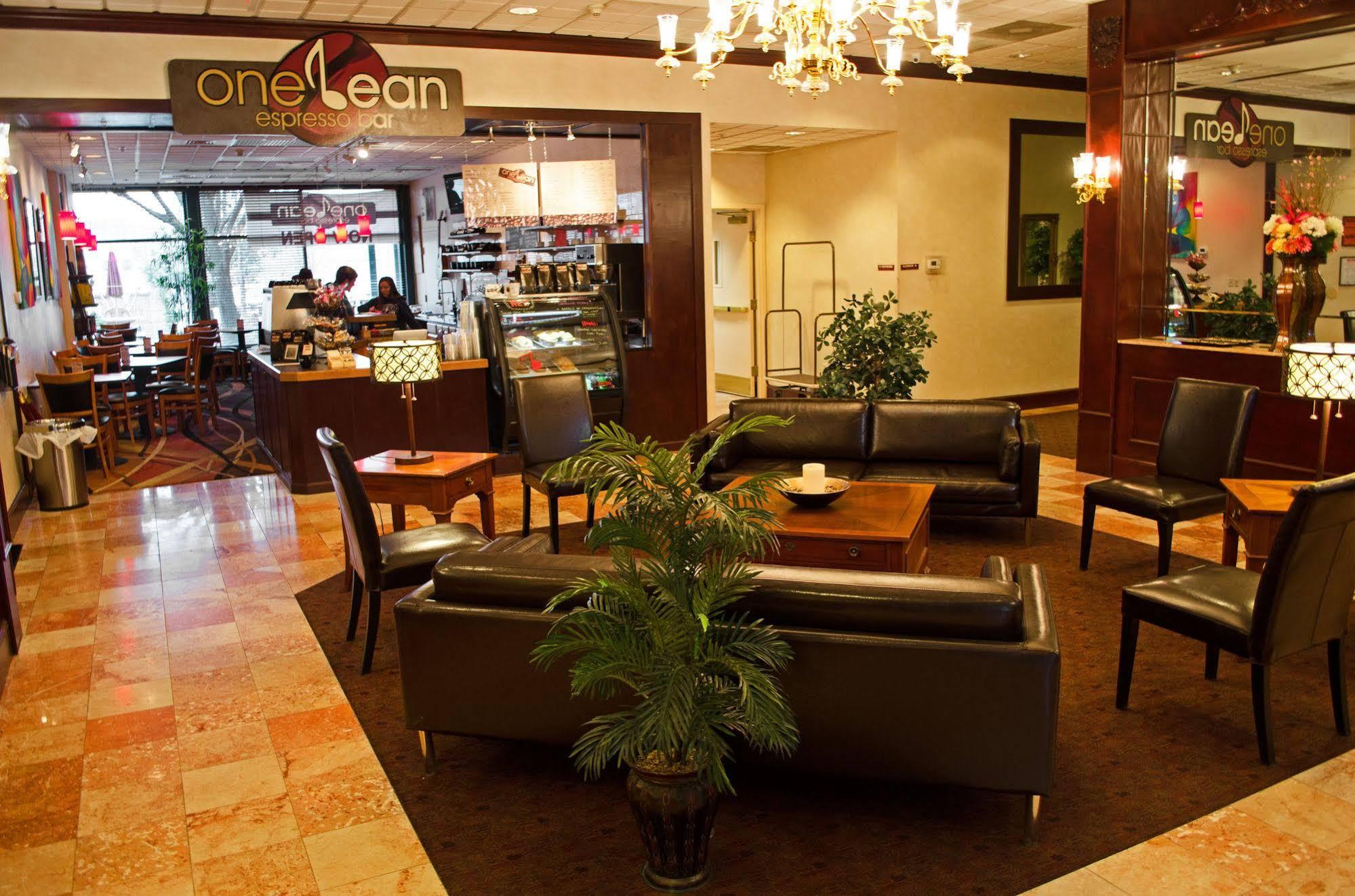 Clarion Hotel & Suites University-Шипенсбург Екстериор снимка