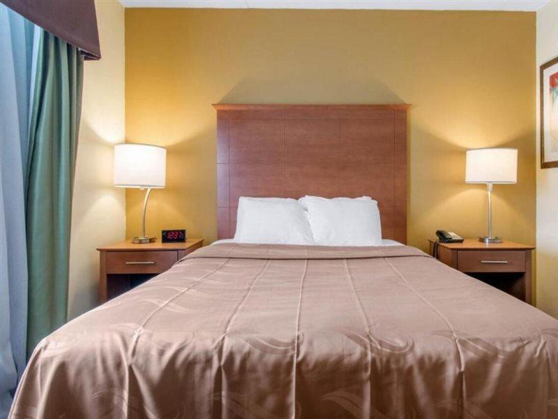Clarion Hotel & Suites University-Шипенсбург Екстериор снимка