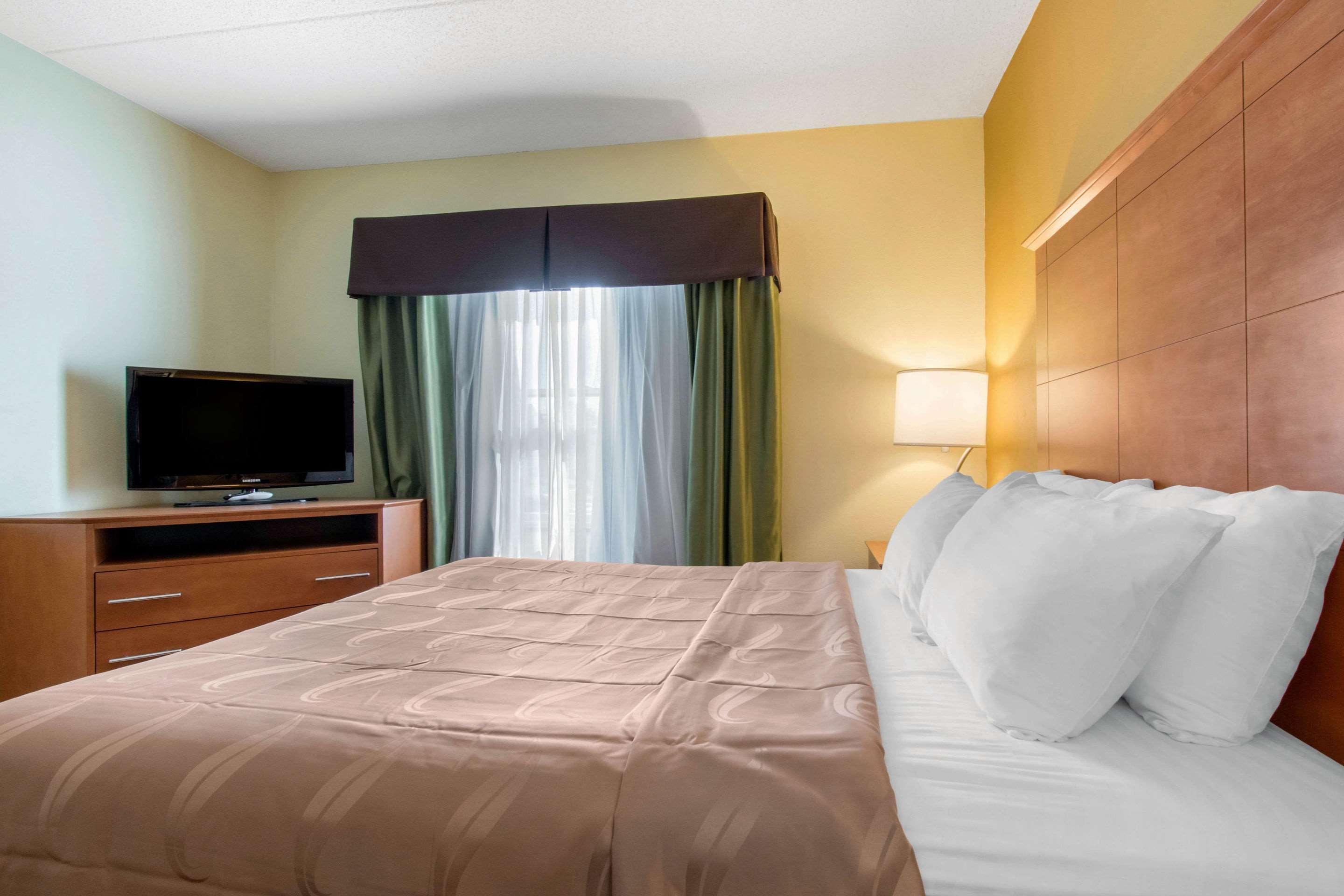 Clarion Hotel & Suites University-Шипенсбург Екстериор снимка