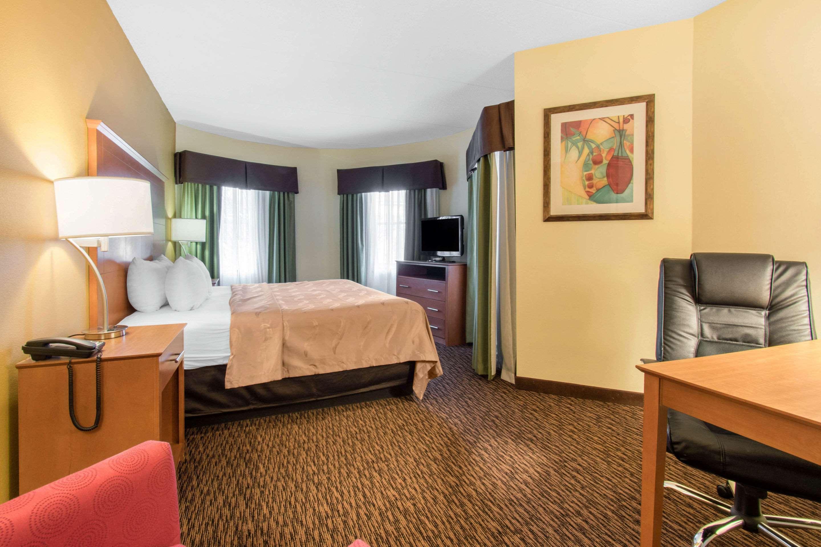 Clarion Hotel & Suites University-Шипенсбург Екстериор снимка