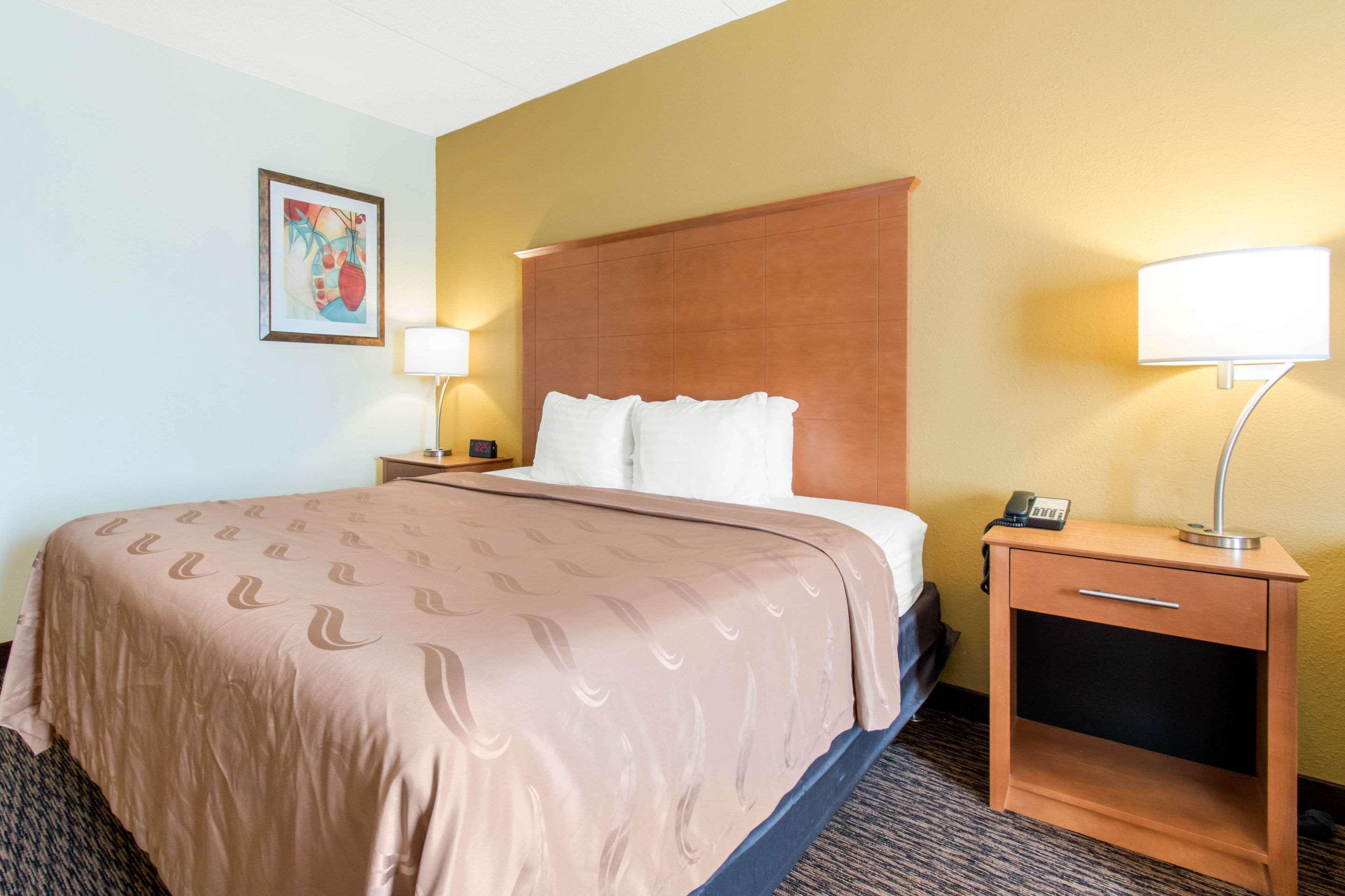 Clarion Hotel & Suites University-Шипенсбург Екстериор снимка