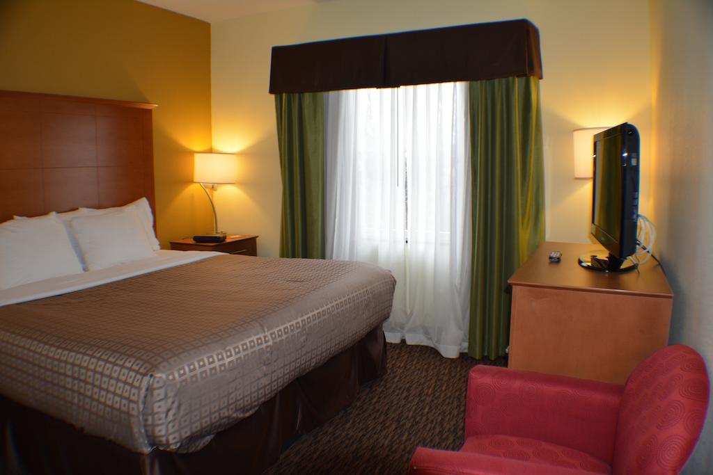 Clarion Hotel & Suites University-Шипенсбург Екстериор снимка