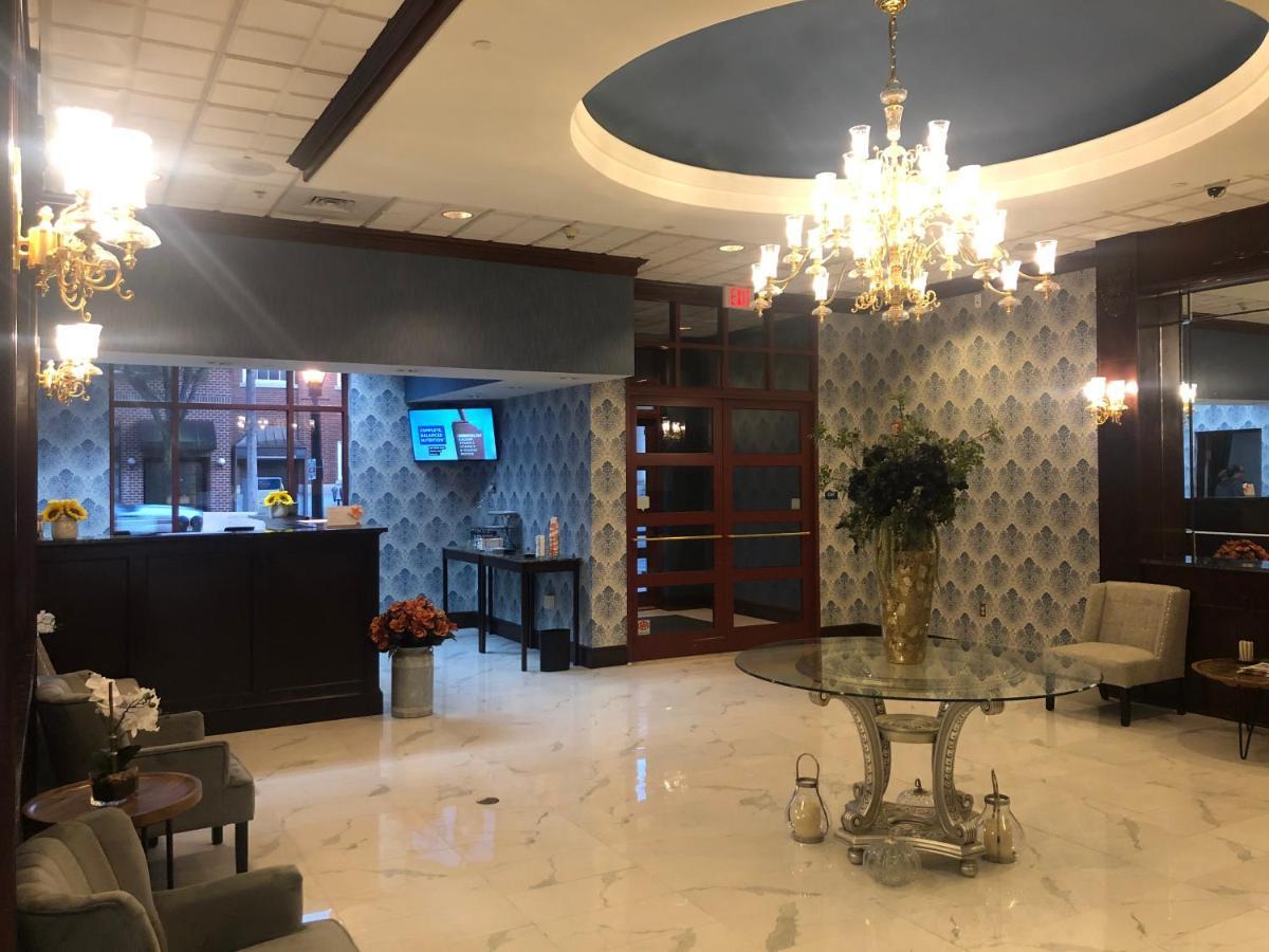 Clarion Hotel & Suites University-Шипенсбург Екстериор снимка